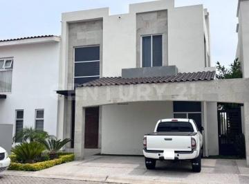 Casa · 380m² · 5 Recámaras · 2 Estacionamientos · Casa en Venta en Residencial Las Plazas