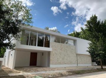 Casa de 3 habitaciones, Mérida · Casa con 489 m² Superficie de Terreno y 3 Recámaras en Renta en Yucatán Country Club