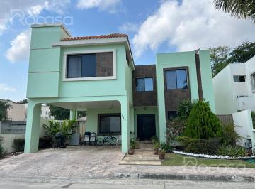 Casa · 263m² · 2 Estacionamientos · Residencia en Venta