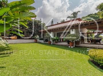 Casa de 6 habitaciones, Cuernavaca · Casa con 1411 m² Superficie de Terreno y 6 Recámaras en Venta, Los Volcanes