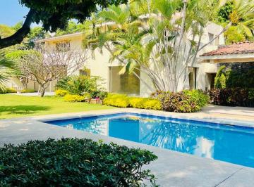 Casa de 5 habitaciones, Cuernavaca · Casa en Venta en Club de Golf Tabachines