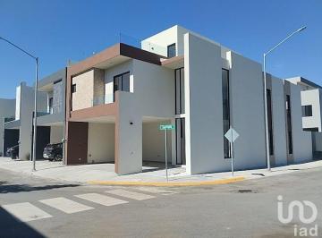 Casa · 210m² · 3 Recámaras · 3 Estacionamientos · Preventa en Santiago Nuevo Leon