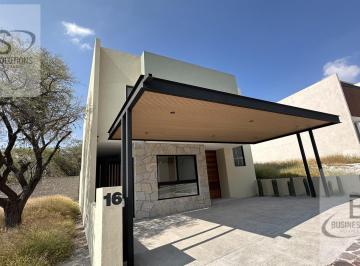 Casa · 4 Recámaras · 3 Estacionamientos · Kl/ Renta Casa en Altozano Querétaro. Nueva a Estrenar.