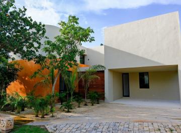 Casa · 305m² · 3 Recámaras · 4 Estacionamientos · Casa en Renta en El Exclusivo Fraccionamiento Country Club de Mérida.