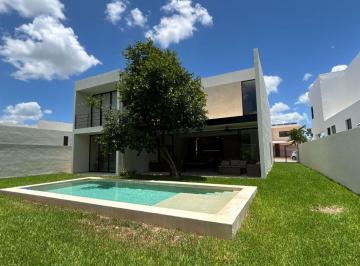 Casa de 4 habitaciones, Mérida · Casa con Terraza y Alberca Privada, en Venta, Zona Norte, Mérida