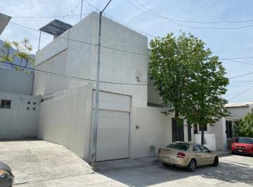 Casa · 180m² · 3 Recámaras · 1 Estacionamiento · Casa en Venta o Renta en Casco Urbano de San Pedro Garza Garcia