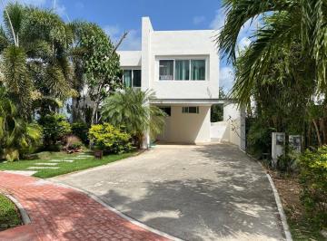 una fachada de una casa en venta en playa magna playa del carmen · Casa en Renta de 3 Recámaras – Residencial Playa Magna, Playa del Carmen