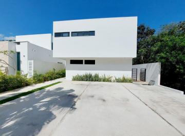 Casa · 360m² · 4 Recámaras · 4 Estacionamientos · Casa en Venta 4 Recámaras con Alberca Privada – Residencial Playa Magna, Playa del Carmen