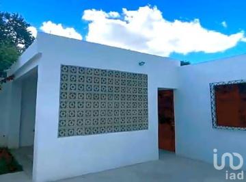 Casa · 95m² · 2 Recámaras · 2 Estacionamientos · Casa Sola en Venta un Nivel en Cholul Centro