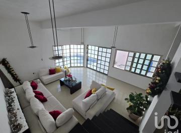 Casa · 244m² · 3 Recámaras · 2 Estacionamientos · Casa en Venta en Cancún, con Alberca Propia, Acceso Sobre Av Huayacán
