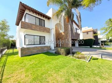 Casa de 4 habitaciones, Querétaro · El Campanario, Renta - Casa con 4 Recámaras, Cuarto de Servicio, Sala de Tv
