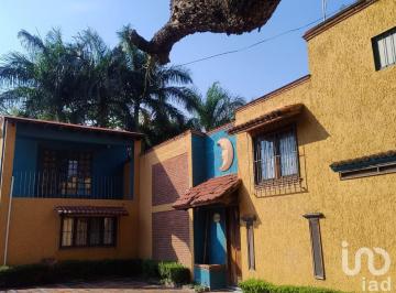 Casa · 350m² · 5 Recámaras · 5 Estacionamientos · Venta de Casa en Las Fincas, Jiutepec, Morelos