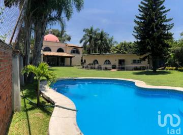 Casa · 340m² · 3 Recámaras · 2 Estacionamientos · Casa en Venta en Col. El Castillo Jiutepec, Morelos