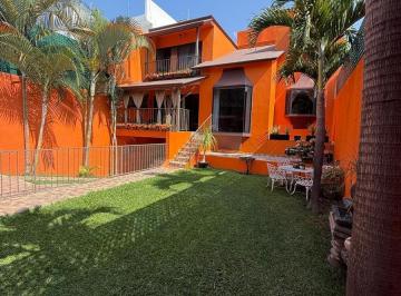 Casa · 212m² · 4 Recámaras · 1 Estacionamiento · Casa con Jardin Tezontepec, Frente a Reforma