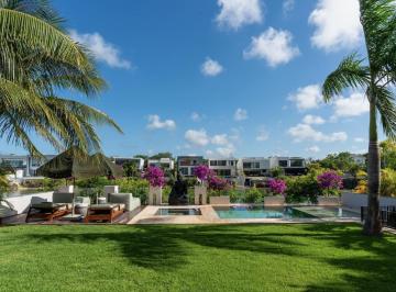 Casa · 700m² · 4 Recámaras · 4 Estacionamientos · Casa Increible en Lagos del Sol / Incredible Home in Lagos del Sol