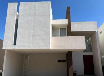 Casa · 300m² · 3 Recámaras · 2 Estacionamientos · Amplia y con Grandes Acabados en Sierrazul