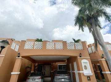 Casa · 300m² · 4 Recámaras · 3 Estacionamientos · Casa en Venta, 4 Recámaras con Baño Cada Una, Piscina, en Residencial Coral Riviera. Cancún