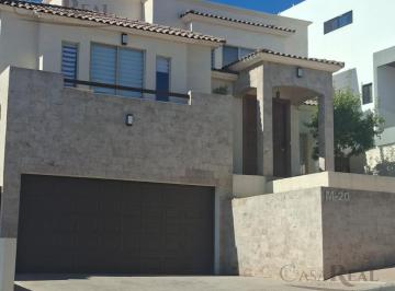 Casa · 420m² · 4 Recámaras · 4 Estacionamientos · Casa en Venta Amueblada en Bosques de San Francisco Chihuahua