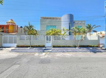 Casa · 273m² · 4 Recámaras · 2 Estacionamientos · Casa en Venta con Alberca en Boca del Río Graciano Sanchez