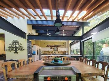 Casa de 5 habitaciones, Valle de Bravo · Residencia en Valle de Bravo, en Venta Amueblada por Decoradores de Interior