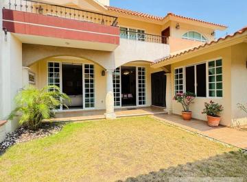 Casa · 437m² · 6 Recámaras · 4 Estacionamientos · Casa en Fraccionamiento Costa de Oro