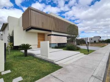 Casa · 500m² · 4 Recámaras · 4 Estacionamientos · Casa en El Campanario, Querétaro