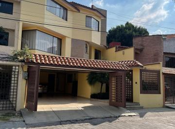 Casa · 364m² · 3 Recámaras · 4 Estacionamientos · Hermosa Casa en Venta en Lomas de Bellavista
