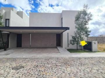 Casa en condominio · 310m² · 4 Recámaras · 3 Estacionamientos · Casa en Lomas del Campanario, Querétaro