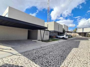 Casa en condominio · 330m² · 3 Recámaras · 3 Estacionamientos · Casa en Condominio en Lomas del Campanario, Querétaro