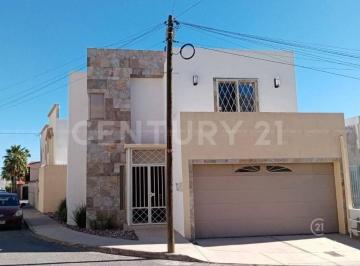 Casa · 222m² · 3 Recámaras · 2 Estacionamientos · Casa en Venta en Fraccionamiento Lomas Universidad III en Chihuahua, Chih.