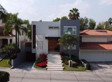 Casa · 780m² · 3 Recámaras · 2 Estacionamientos · Casa en Venta, Puerta de Hierro, Zapopan.