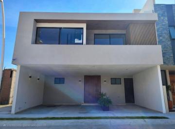 Casa · 4 Recámaras · 3 Estacionamientos · Casa en Venta en San Angel V