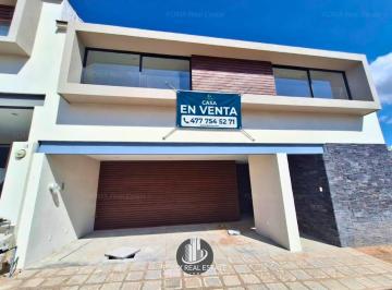 Casa · 273m² · 4 Recámaras · 2 Estacionamientos · Casa Nueva en Venta en Lomas del Molino II