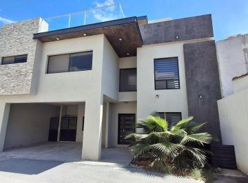 7d042cbcca9c4f51efc1ff2b985ba2d49e95b87c68e593a52a376703dce6168a · Casa de 3 Pisos en Privada Freinet