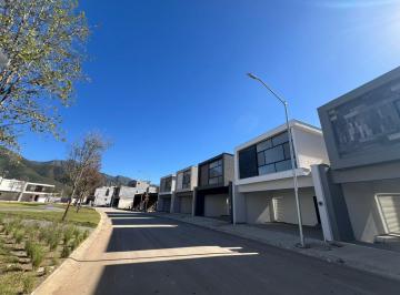 Casa · 210m² · 3 Recámaras · 2 Estacionamientos · Venta de Casas en Carretera Nacional, Excelente Ubicacion