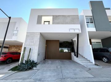 Casa · 370m² · 3 Recámaras · 2 Estacionamientos · Venta Casa en St. Angelo Al Norponiente de La Ciudad Ga