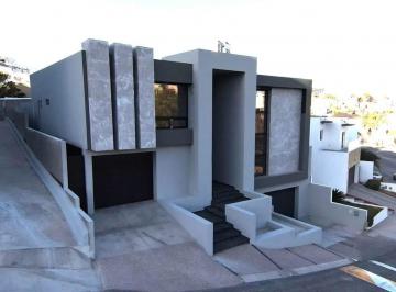 Casa · 846m² · 4 Recámaras · 10 Estacionamientos · Se Vende Casa en Fraccionamiento Bosques de San Francisco