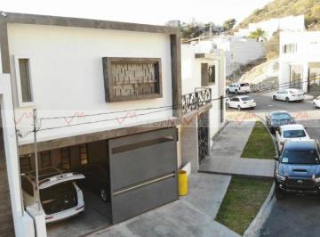 Casa · 355m² · 3 Recámaras · 2 Estacionamientos · Casa en Venta en Villa Las Fuentes