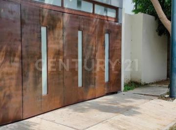 Casa · 418m² · 5 Recámaras · 2 Estacionamientos · Casa en Venta, en Esquina, con Alberca, Departamento y Cuartos Extras