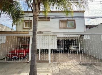 Casa · 435m² · 6 Recámaras · 4 Estacionamientos · Casa de Dos Niveles en Col. Arcos Vallarta