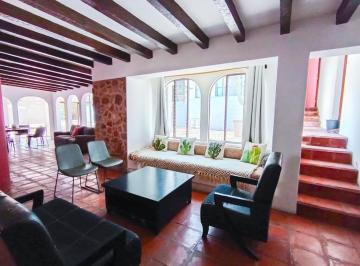 Casa · 402m² · 4 Recámaras · 2 Estacionamientos · Marfil Casa con Jardín, Cabaña y Departamento en Venta