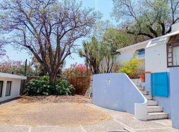 Casa · 402m² · 4 Recámaras · 2 Estacionamientos · Marfil Casa con Jardín, Cabaña y Departamento en Venta