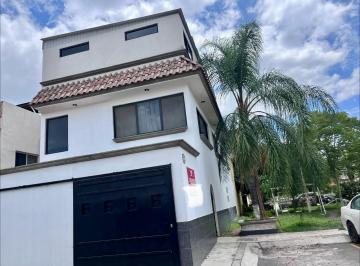 Casa · 105m² · 5 Recámaras · 1 Estacionamiento · Silao Casa en Venta Fraccionamiento El Campanario