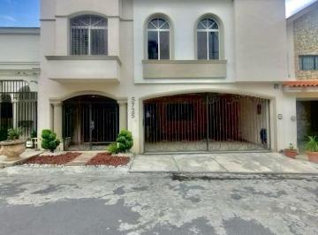 Casa · 400m² · 4 Recámaras · 2 Estacionamientos · Casa en Renta Al Sur de Monterrey