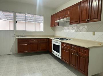 Casa de 3 habitaciones, Toluca · Casa en Venta en Toluca, en Privada con Vigilancia a 5 Min de Tollocan y 10 Min del Tren Interurbano
