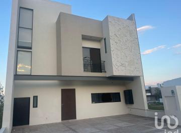Casa · 270m² · 3 Recámaras · 3 Estacionamientos · Casa en Venta en Juriquilla, Querétaro