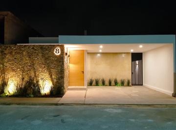 Casa · 190m² · 3 Recámaras · Hermosa Casa de Una Planta con Alberca en Venta en Conkal