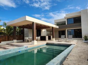Casa · 437m² · 5 Recámaras · 12 Estacionamientos · Lujo y Confort Frente a La Playa, Chuburná Puerto Casa en Venta