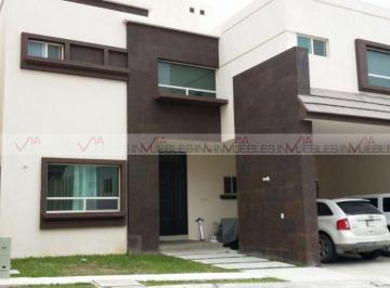 Casa · 300m² · 3 Recámaras · 2 Estacionamientos · Casa en Venta en Monterrey