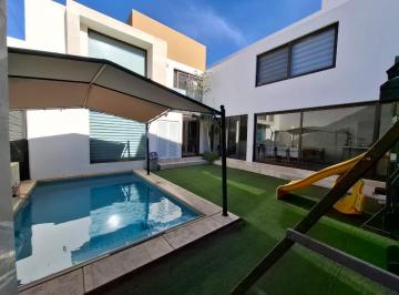 Casa · 460m² · 2 Estacionamientos · Casa en Venta en Privada en Campestre